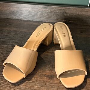 NWOT Nude Open Toe Kitten Heel size 8.5